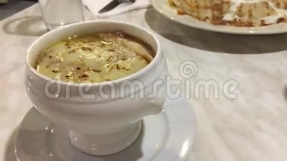 法式洋葱汤视频的预览图