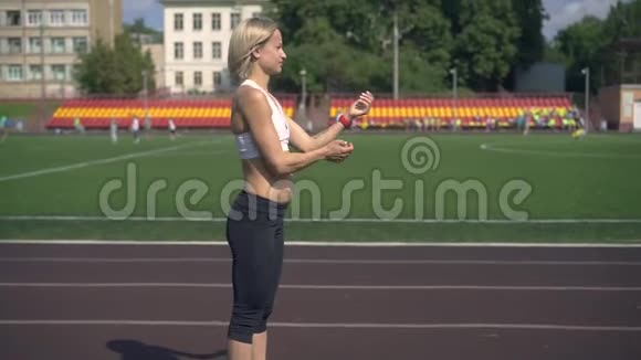运动型女孩在慢跑前做热身运动视频的预览图