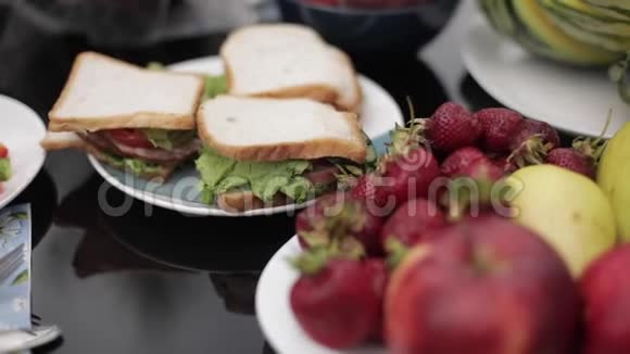 甜瓜樱桃草莓苹果桃子和三明治视频的预览图
