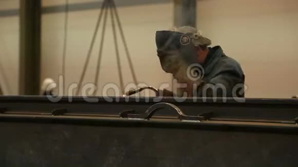 金属结构的工作焊机磨床视频的预览图