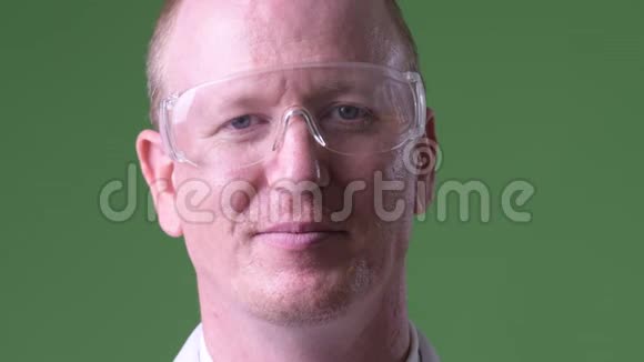快乐成熟的秃头医生戴着防护眼镜视频的预览图