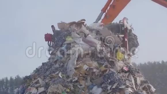 俄罗斯冬季垃圾填埋场的挖掘机视频的预览图