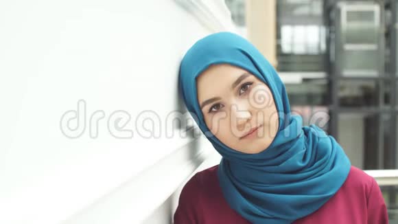 年轻美丽的穆斯林女孩穿着传统服装看镜头的肖像视频的预览图