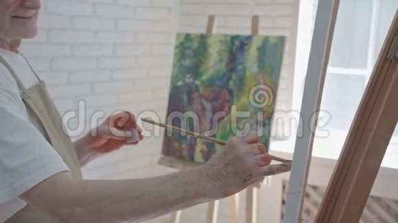 灵感艺术家在他的工作室里画画视频的预览图