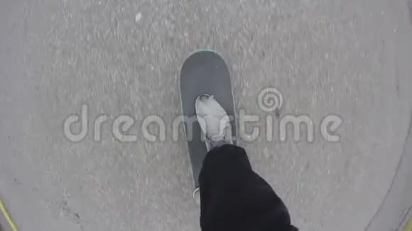 城市人行道上滑板骑滑板的观点城市环境中的溜冰者自由泳年轻人视频的预览图