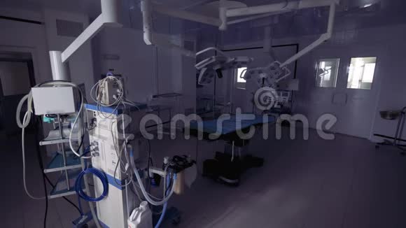 具有专用设备的现代空手术在现代手术中打开灯视频的预览图