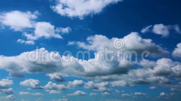蓝天上白色蓬松云的时间流逝片段视频的预览图