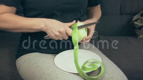 女孩清洗绿色苹果视频的预览图