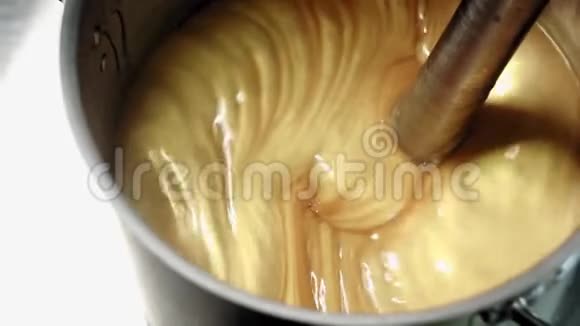 洗发水的生产把液体混合在工作锅里视频的预览图