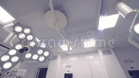 医生在医疗室里画了两盏手术灯视频的预览图