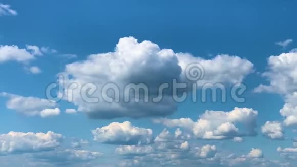 随着美丽的云彩在天空中移动的时间推移视频的预览图