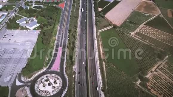 阳光明媚的一天主要公路交通的鸟瞰图西班牙地中海航空公司视频的预览图