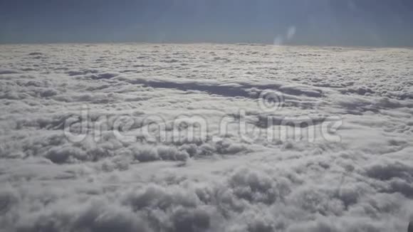 晴天从飞机上俯瞰白云乘飞机旅行视频的预览图