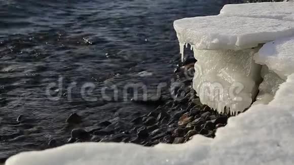 贝加尔湖岸边的浪花飞溅视频的预览图