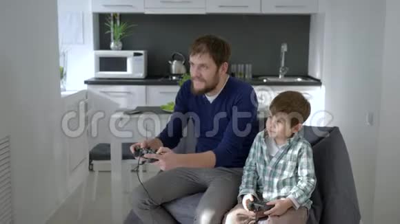 电子游戏有儿子的男人在家里玩游戏控制器视频的预览图