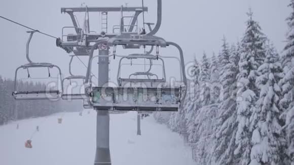 在大雪纷飞的时候在山上空椅子上抬视频的预览图