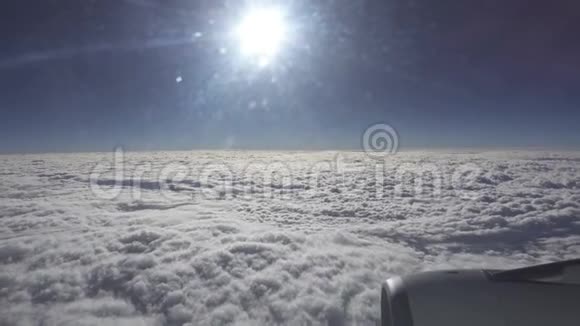 晴天从飞机上俯瞰白云乘飞机旅行视频的预览图