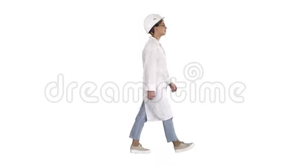 行走的女工程师双手插在白色背景的口袋里视频的预览图