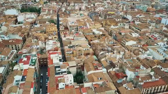 西班牙格拉纳达中心的旧平铺倾斜屋顶和狭窄街道的鸟瞰图视频的预览图