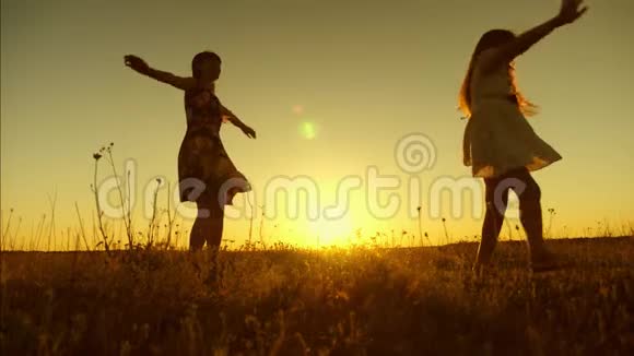 留着长发的少女在金色的夕阳下飞舞慢动作视频的预览图