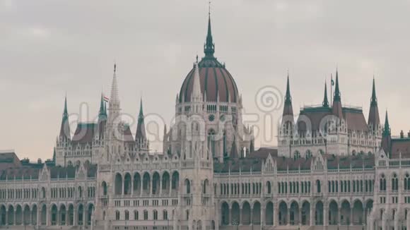 世界著名的匈牙利议会大厦位于布达佩斯在多云的天气里采用哥特式风格视频的预览图