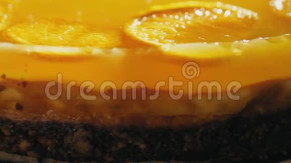 上面有橘子果冻的芝士蛋糕视频的预览图