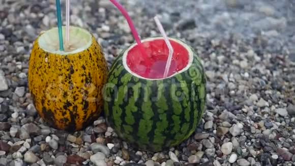 大理石海滩上新鲜的泰国甜瓜和西瓜碗鸡尾酒视频的预览图