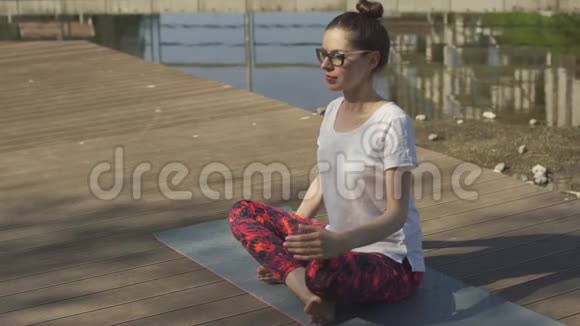 女瑜伽师在日出时练习视频的预览图
