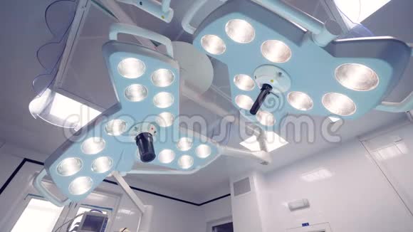 配有两盏手术灯和一张桌子的手术室视频的预览图