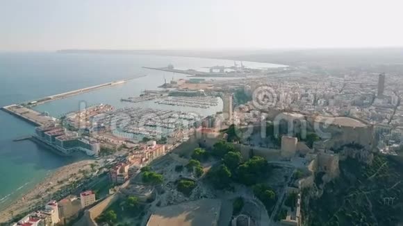 西班牙圣巴巴拉城堡后面的Alicante城市景观和海港的空中拍摄视频的预览图
