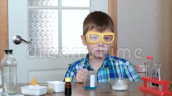 家庭化学实验年轻科学家的洞察力或想法穿格子衬衫和护目镜的男孩视频的预览图