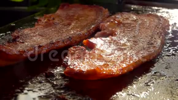 烤架烤了两条生腊肉视频的预览图