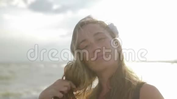 一个晒黑的女孩的肖像她的头发放在海底视频的预览图