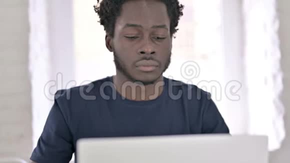 在笔记本电脑上工作的非洲年轻人视频的预览图