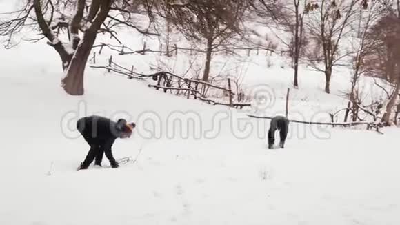印度男人和女孩在森林里扔雪球视频的预览图