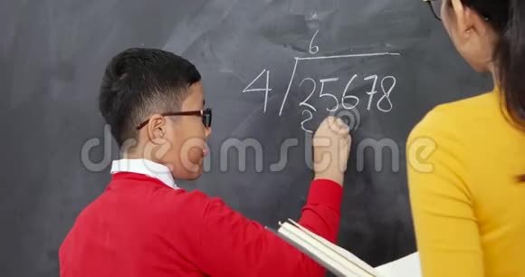 男孩和他的老师一起学数学视频的预览图