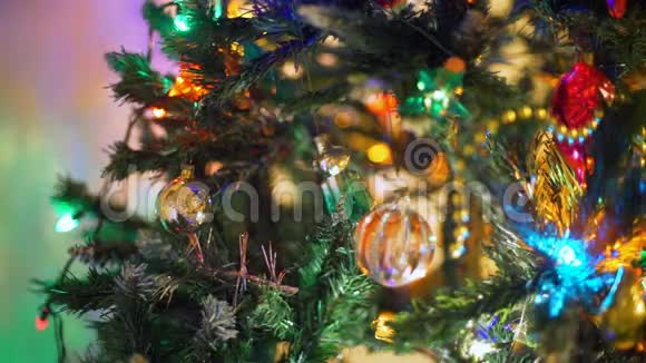 装饰的圣诞树闪闪发光视频的预览图