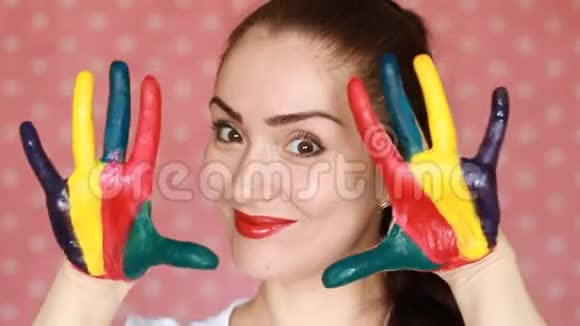 肖像学生女孩微笑展示彩绘彩色的手概念快乐艺术创意好心情快乐视频的预览图