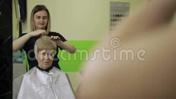 幸福的女人在理发店里理发视频的预览图