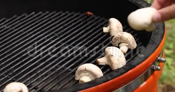 特写男性手工烹饪美味烧烤蘑菇高角度视频的预览图