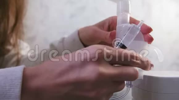 女人把注射器里的生理盐水倒进容器里给吸入器视频的预览图