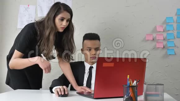 年轻的老板和一个年轻的非洲工人调情轻轻地抚摸他的手臂骚扰的概念办公室50英尺视频的预览图
