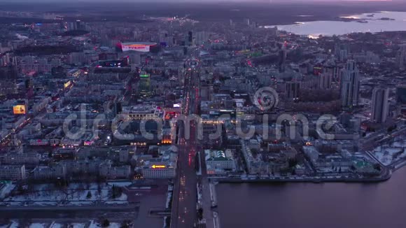 夜间典型欧洲城市市中心的鸟瞰图视频的预览图