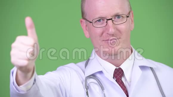快乐成熟的秃头医生竖起大拇指视频的预览图