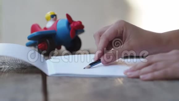 那个女人在纸上画了一支铅笔快关门视频的预览图
