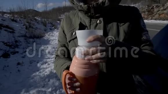 冬天把牛奶倒入杯子里视频的预览图