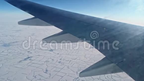 飞机飞过覆盖着雪的陆地视频的预览图