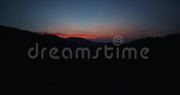 飞越奇妙的山脉令人惊叹的橙色日落视频的预览图