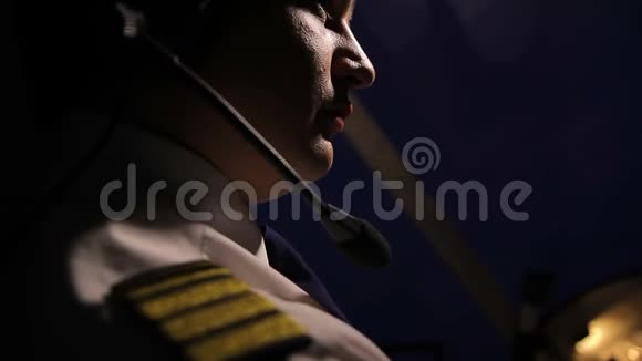 男飞行员在夜间操作飞机出事前一刻出了点问题视频的预览图