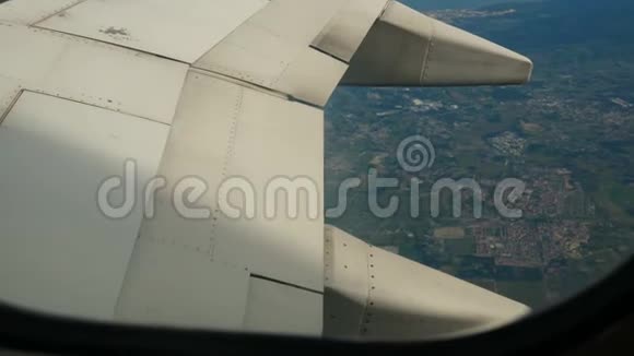 空运机翼升起襟翼准备着陆视频的预览图